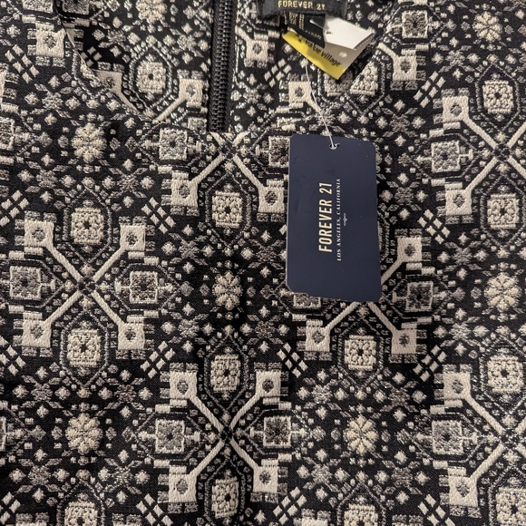 NWT - Forever 21 Women's Cropped Sleeveless Top - Picture 4 of 7